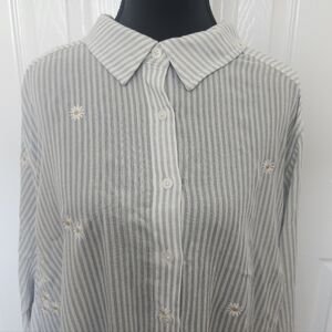 Torrid Size 3 Lightweight Long Sleeve Striped Daisy Embroidered Button Up Shirt